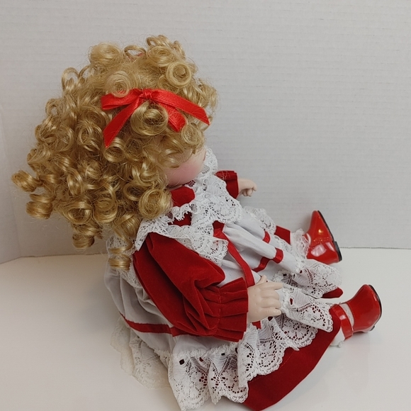 Porcelain doll with soft body blonde with curls - Picture 5 of 7